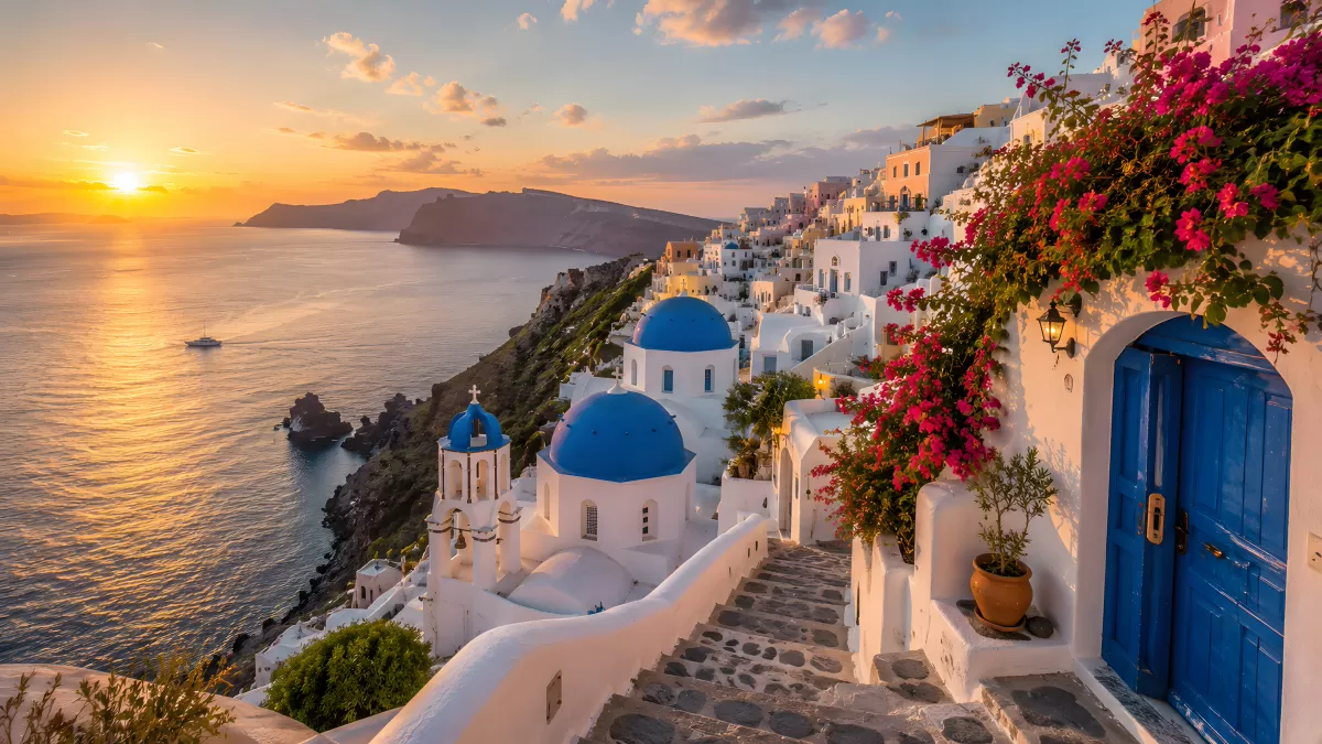 Santorini Sonnenuntergang mit blauen Kuppelkirchen