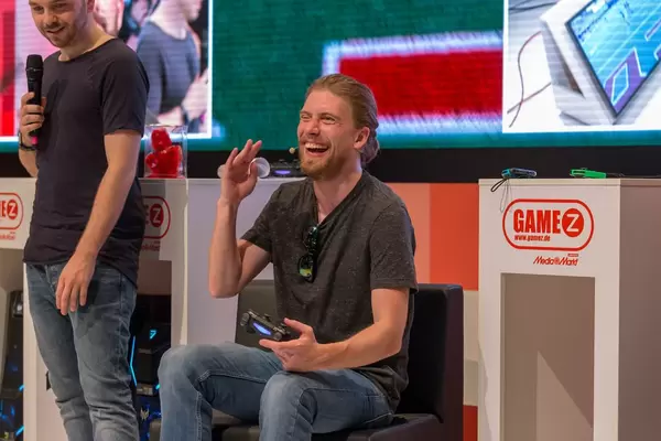 Sarazar biegt sich vor Lachen beim Spielen