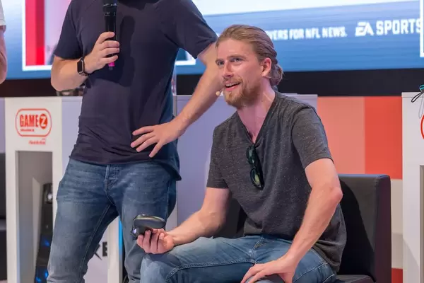 Sarazar mit Controller in der Hand auf der Gamez-Bühne