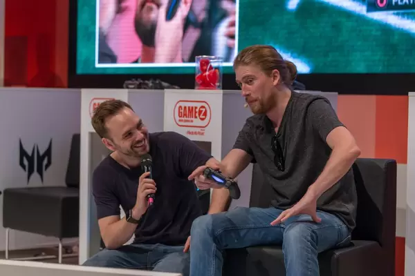 Sarazar showing at the screen and giggling