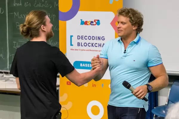 SarazarLP wird von Julian Hosp begrüßt