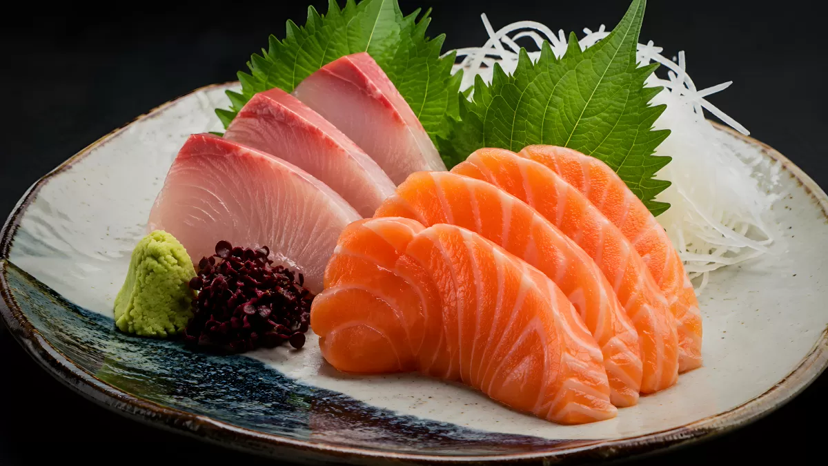 Sashimi-Teller mit Lachs und Gelbschwanzfisch
