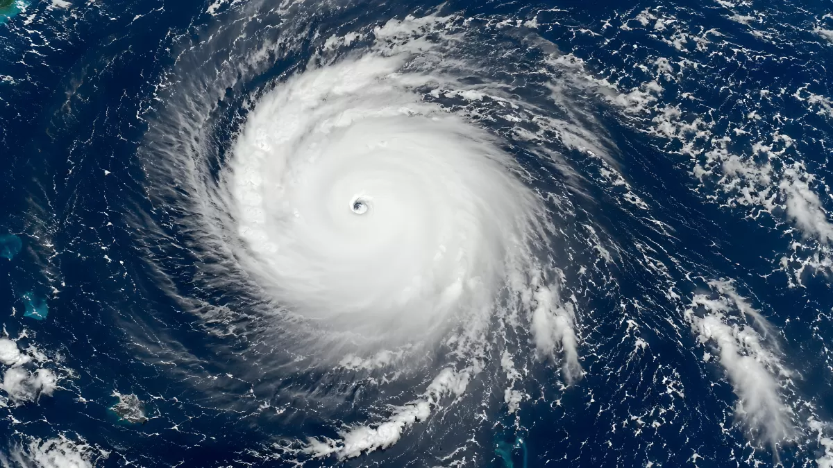 Satellitenaufnahme eines mächtigen Hurrikans über dem Atlantik