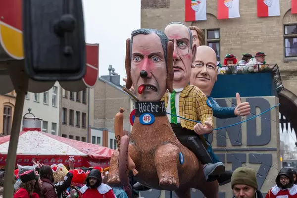 Satirischer Rosenmontagswagen in Köln thematisiert Landtagswahl in Thüringen: AfD Politiker Gauland & FDP-Politiker Kemmerich reiten auf dem Höcke-Hund