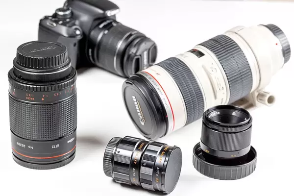 Satz verschiedener Objektive auf weißem Hintergrund