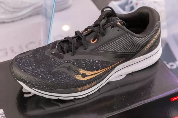 Saucony Kinvara Everun Laufschuh in Schwarz-Orange