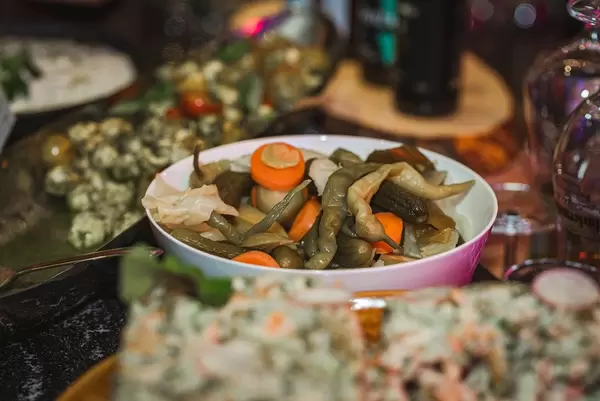 Sauer eingelegte grüne Pepperoni mit Karotten