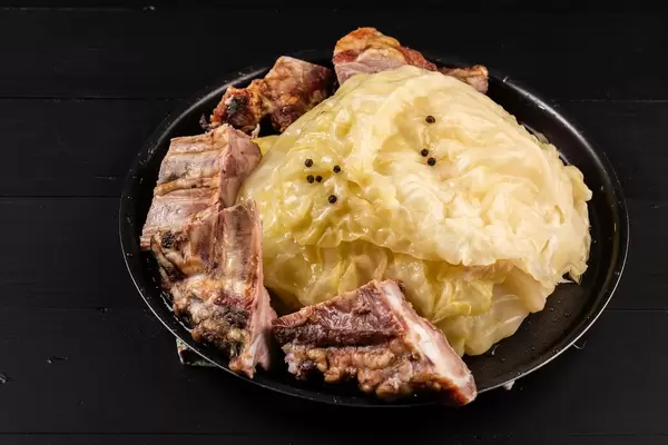 Sauerkrautblätter mit geräucherten Schweinefleischrippen