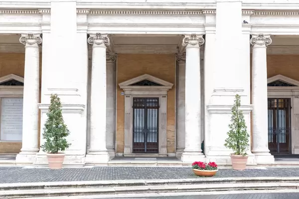 Säulen weisen auf einen Eingang zu den Kapitolinische Museen in Rom