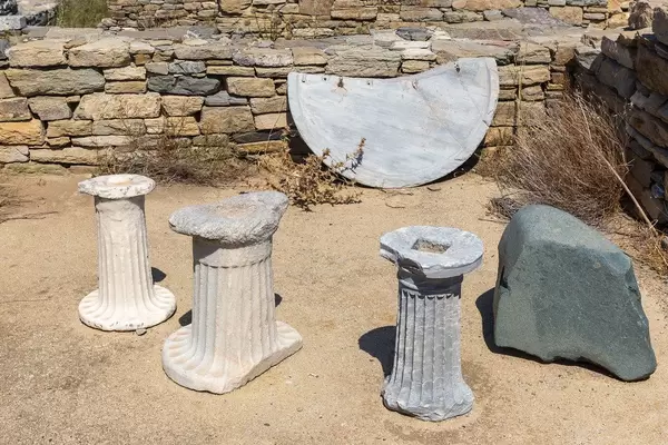 Säulenreste. Die Ruinen der antiken Stadt Delos (Griechenland)