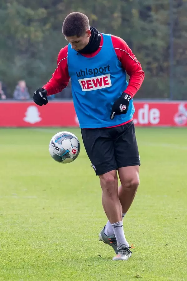 Sava Cestic, Jugendspieler des 1.FC Köln unter Markus Gisdol am Ball im Training der Profis