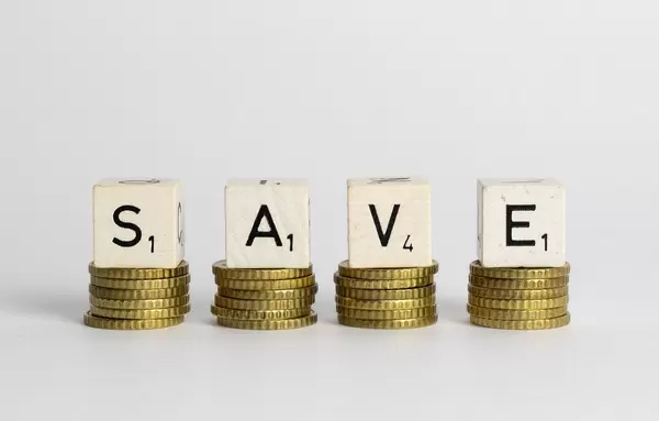 Save: Englisches Wort für 'Spar' auf gestapelten Cent-Münzen - Nahaufnahme horizontal