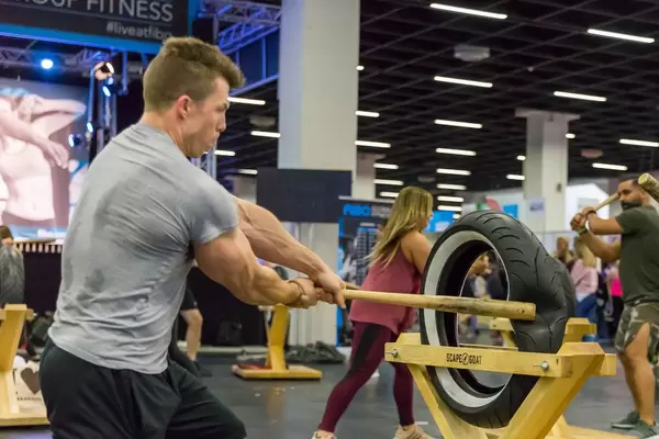 Scapegoat Training. Mit Baseball-Schläger auf einen Reifen einprügeln