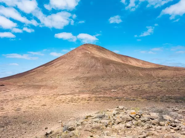 Scenic volcanic mountain under the blue sky / Szenischer vulkanischer Berg unter dem blauen Himmel