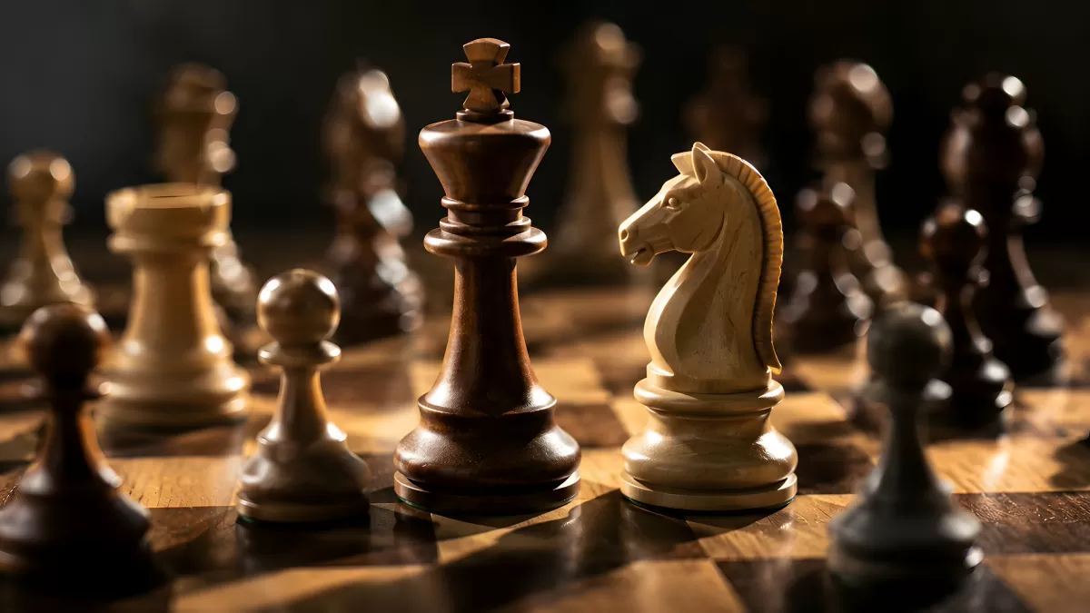 Schachfiguren auf Brett – König und Springer im Fokus