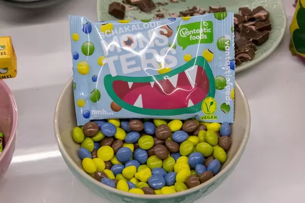 Schakalode Monsters - vegane Schokolinsen in einer Schüssel