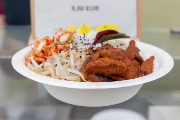 Schale mit Soy Bulgogi aus Sojageschnetzeltem mit Reis und Kimchi an Chili-Tahini-Dressing