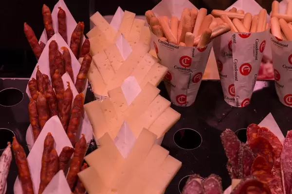 Scharfe Iberico-Paprikawurst und spanischer "Manchego" Schafskäse als Fingerfood und Snack in der Mercat de Sant Josep Markthalle in Barcelona