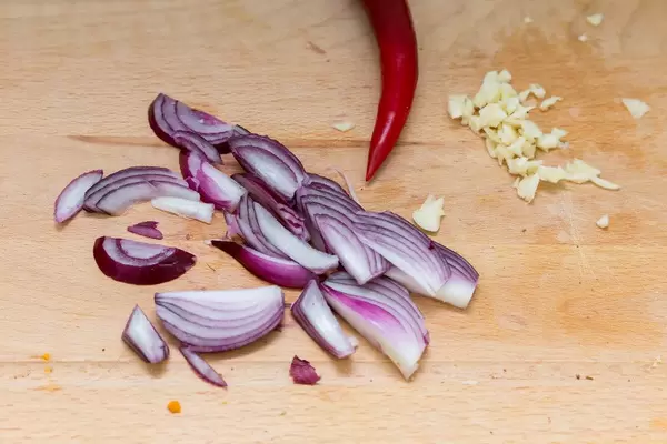 Scharfe Zutaten: Zwiebel, Knoblauch und rote Chilischote