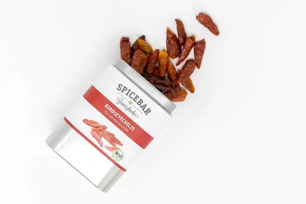 Scharfes Gewürz Birdseyechilis von Spicebar - Gemüseküche in offener Blechdose enthält scharfe Chilischoten mit 140.000 Scoville in Bioqualität