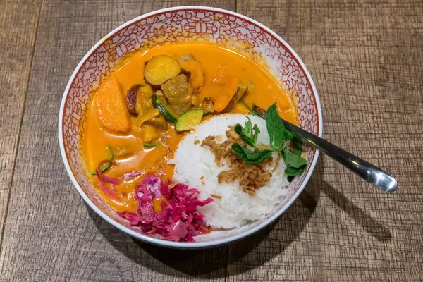 Scharfes Red Hot Chili Curry im asiatischen coa-Restaurant: Geschmortes Rinderfleisch mit Süßkartoffeln, Karotten, Zucchini & Jasmin-Duftreis