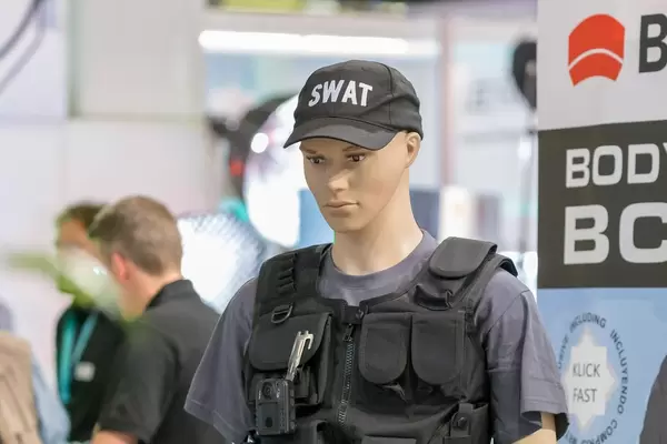 Schaufensterpuppe Mannequin mit Schutzweste und Swat-Kappe