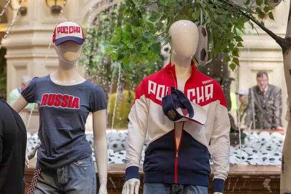 Schaufensterpuppen mit Klamotten mit der Aufschrift Russia