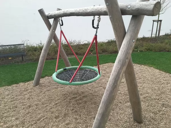 Schaukel auf Spielplatz