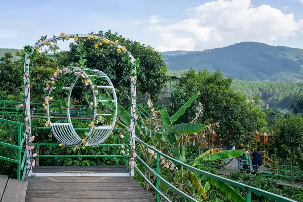 Schaukel mit farbenfrohen Blumengirlanden verziert in einer Kaffeeplantage im Hochland von Dalat, Vietnam