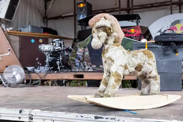 Schaukelpferd auf Bühne