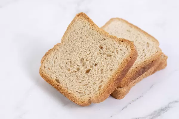 Scheiben von Toastbrot auf weißem Marmortisch