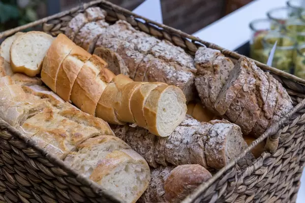 Scheiben weißes und Vollkornbrot in einem Korb an einem Buffet