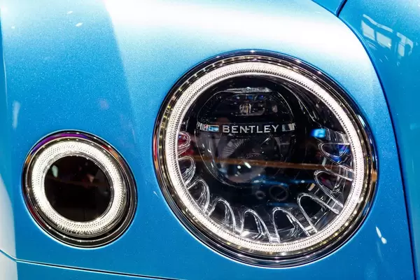 Scheinwerfer von dem Bentley-Modell Flying Spur