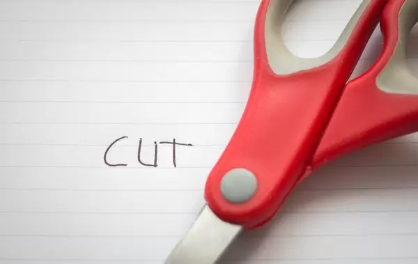 Schere auf Papier mit der Schrift CUT