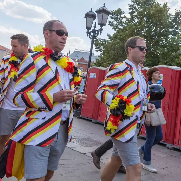 Schick gekleidete Fußball-Fans aus Deutschland