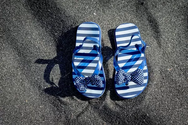 Schicke blaue Strandsandalen