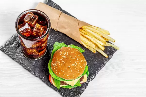 Schiefersteinplatte mit klassischem Fast-Food-Menü