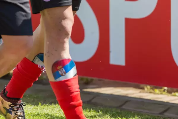 Schienbeinschoner mit serbischer Flagge