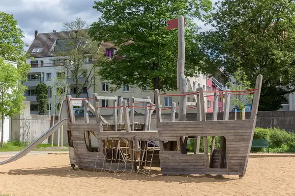 Schiff am Kinderspielplatz