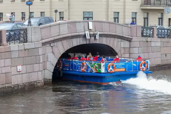 Schiff auf der Moika verschwindet unter einer kleinen Brücke