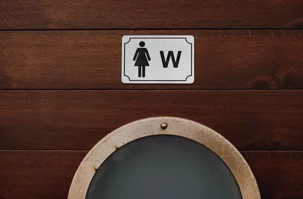 Schild am Eingang zur Damentoilette