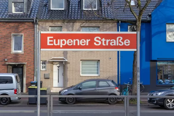 Schild an der KVB-Haltestelle Eupener Straße in Köln