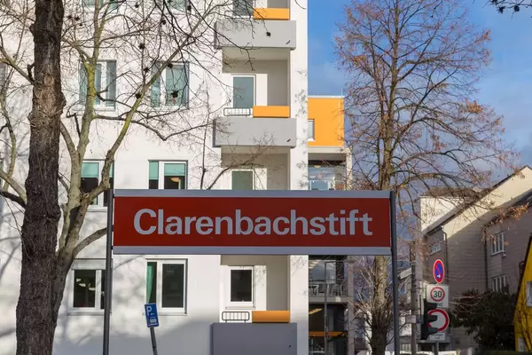 Schild der Kölner Verkehrsbetriebe an der Haltestelle Clarenbachstift