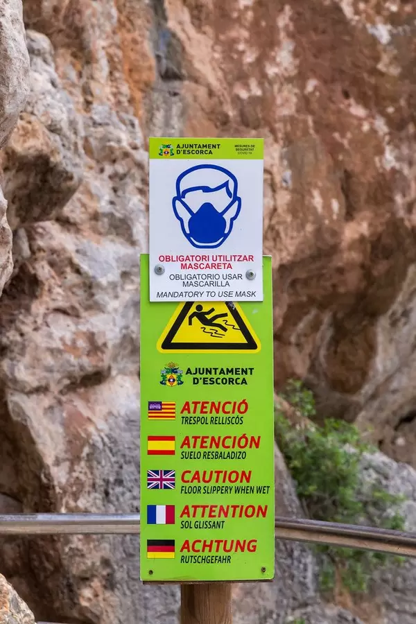 Schild mit Corona-Regeln auf Mallorca im Sommer 2020: Maskenpflicht im Sa Calobra Tunnel