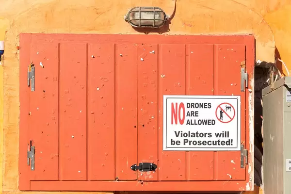 Schild mit Drohnenverbot auf Santorin, Griechenland: Privatsphäre muss geschützt werden