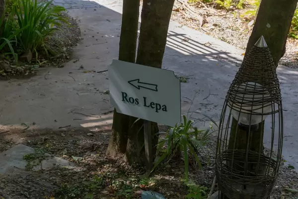 Schild weist Richtung zum Ros Lepa Wanderweg auf Mahé, Seychellen