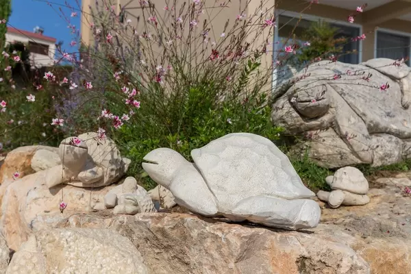 Schildkröten aus Stein im Garten eines Hotels in Afitos