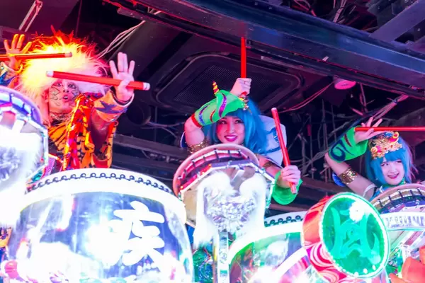 Schlagzeug-Trio auf dem Riesenroboter im Robot Restaurant in Shinjuku, Tokyo