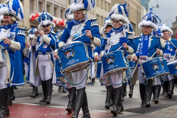 Schlagzeugspieler und Flötenspieler der Kölner Funken Artillerie - Kölner Karneval 2018