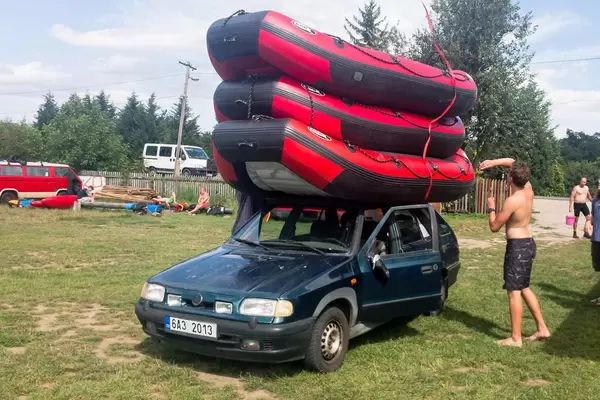 Schlauchboote auf PKW